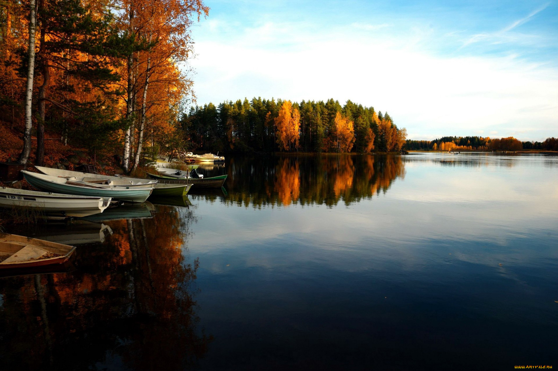 Лодки на озере осенью